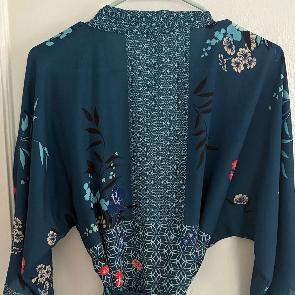 Flora Nikrooz Teal and White Short Kimono with Geometric Print - Picture 6 of 6